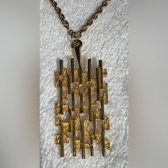 Vintage Brutalist Textured Gold Tone Estate Pendant Necklace - Picture 3 of 5